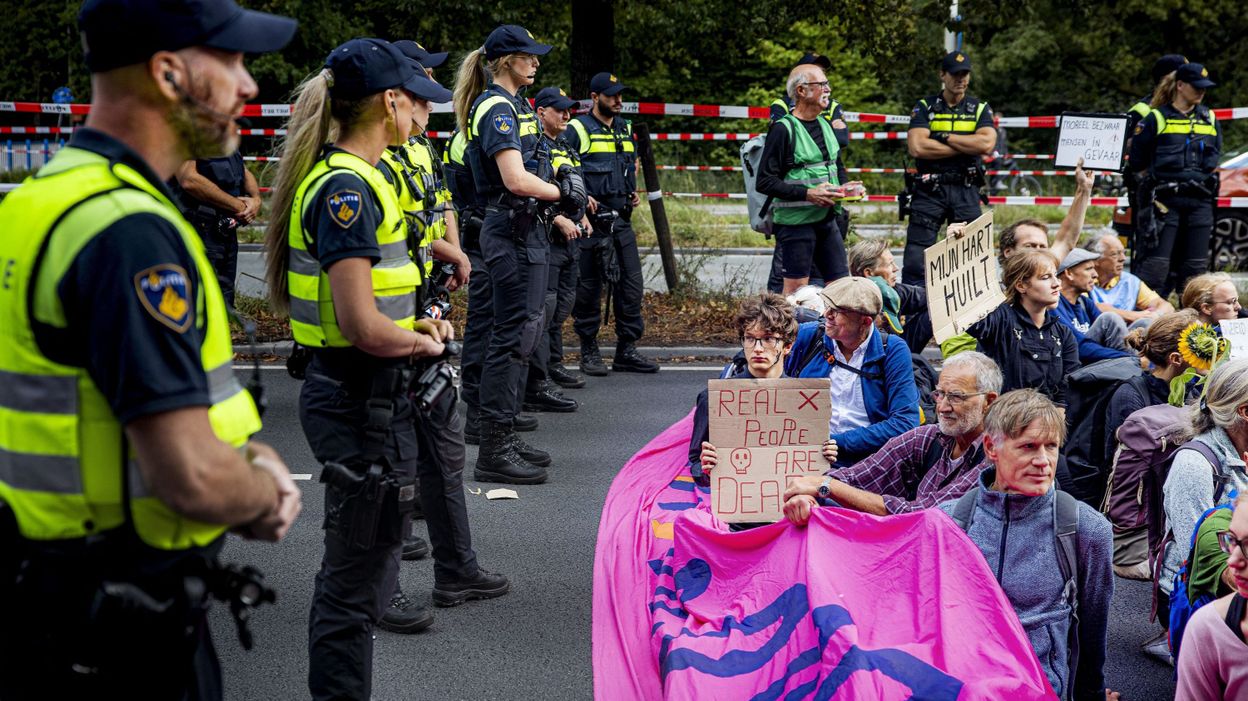 Pays Bas Des Manifestants Dextinction Rebellion Bloquent Une