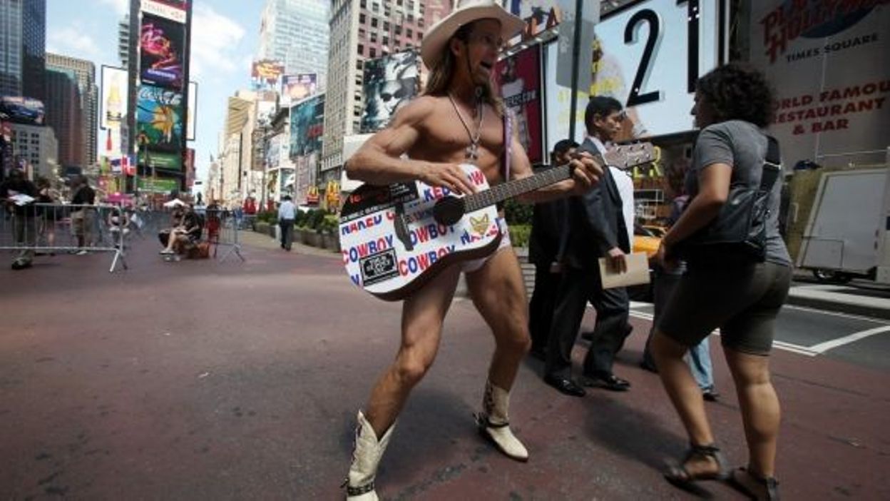 New York Guerre Entre Le Naked Cowboy Et La Naked Cowgirl Rtbf Actus