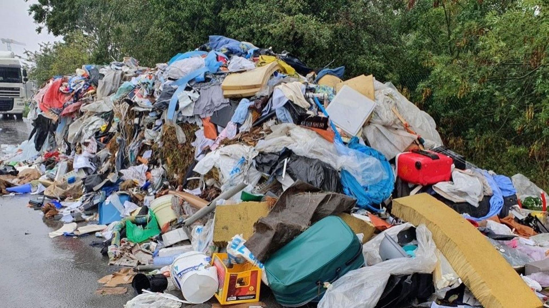 Dépôt sauvage à Saint Ghislain six tonnes de déchets abandonnés sur la