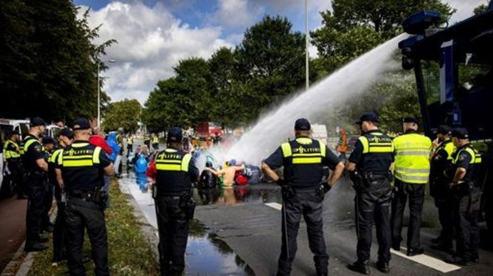 Des manifestants bloquent une autoroute pour le 10e jour consécutif à