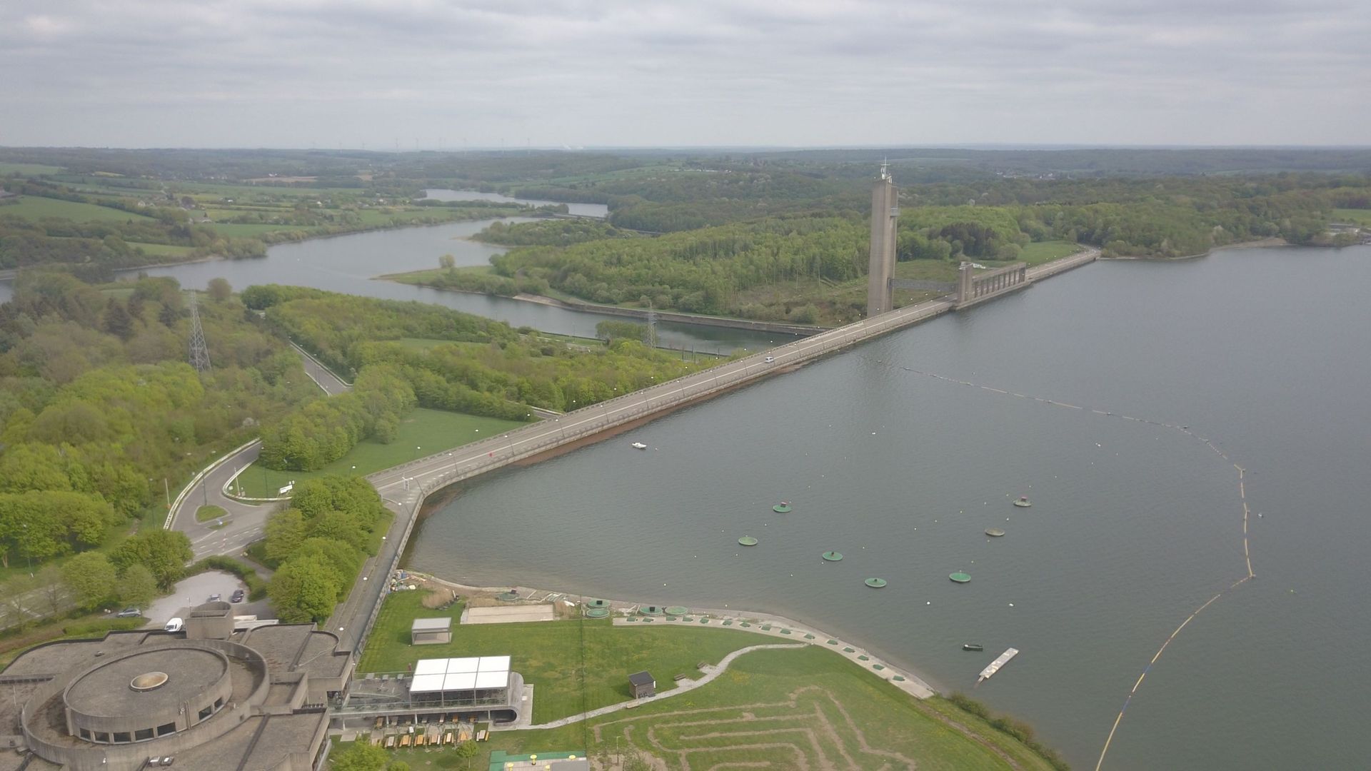 Domaine Des Lacs De Leau Dheure Les Op Rateurs Touristiques Peinent