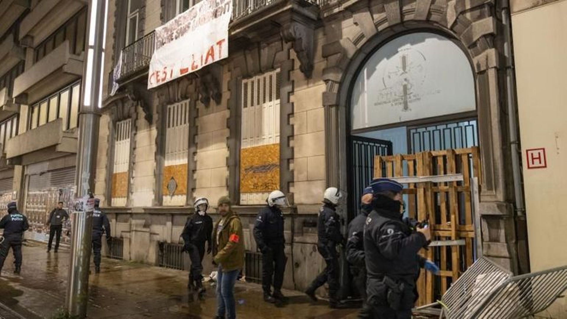 Expulsion annulée de 80 occupants d un bâtiment à Ixelles en marge d