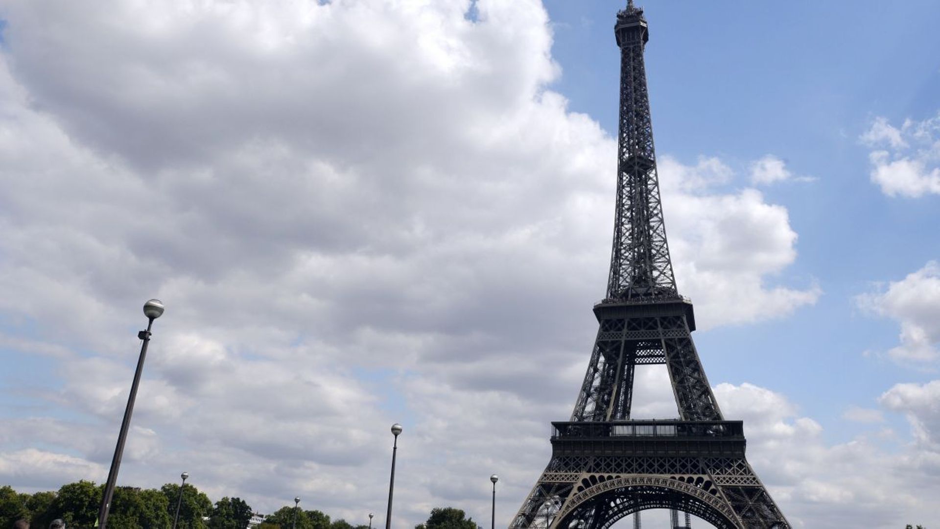 Un Tron On D Escalier De La Tour Eiffel Aux Ench Res Paris Rtbf Actus