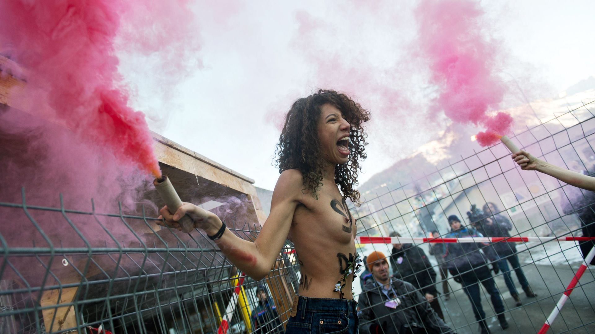 Trois Militantes Femen Se D Shabillent Devant Le Forum De Davos Rtbf