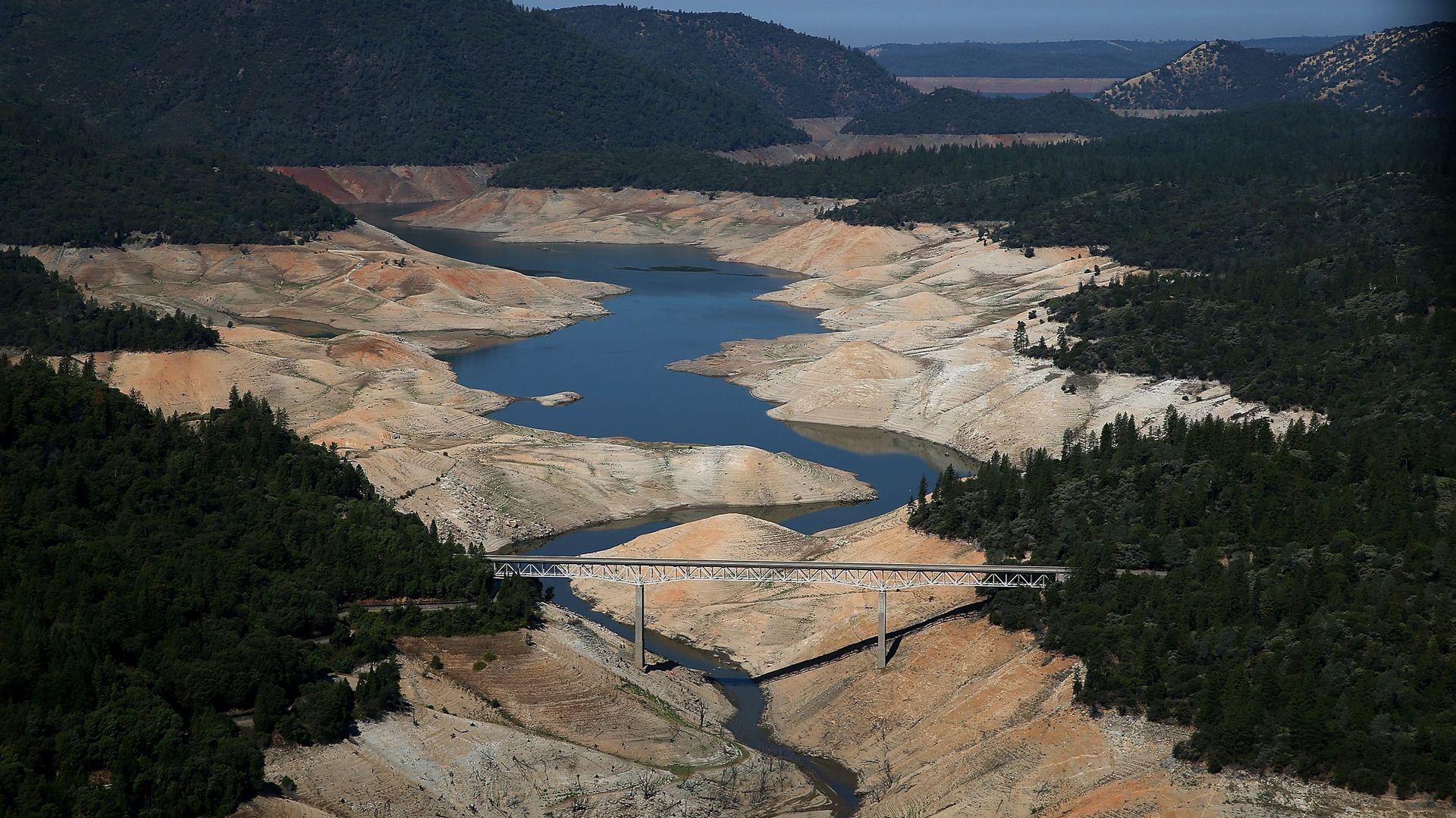 Des évacuations en Californie à cause d un barrage endommagé vidéos