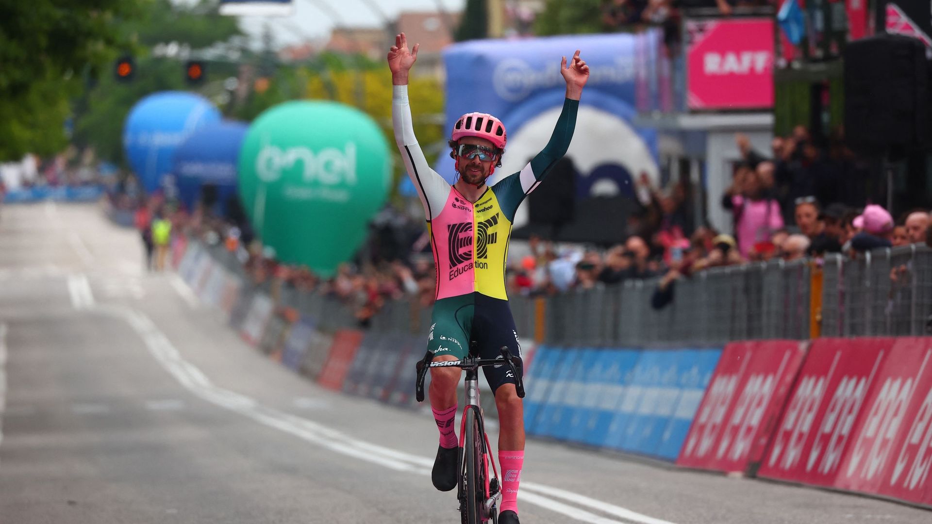 La fusée Primoz Roglic remporte le contre la montre inaugural du Tour