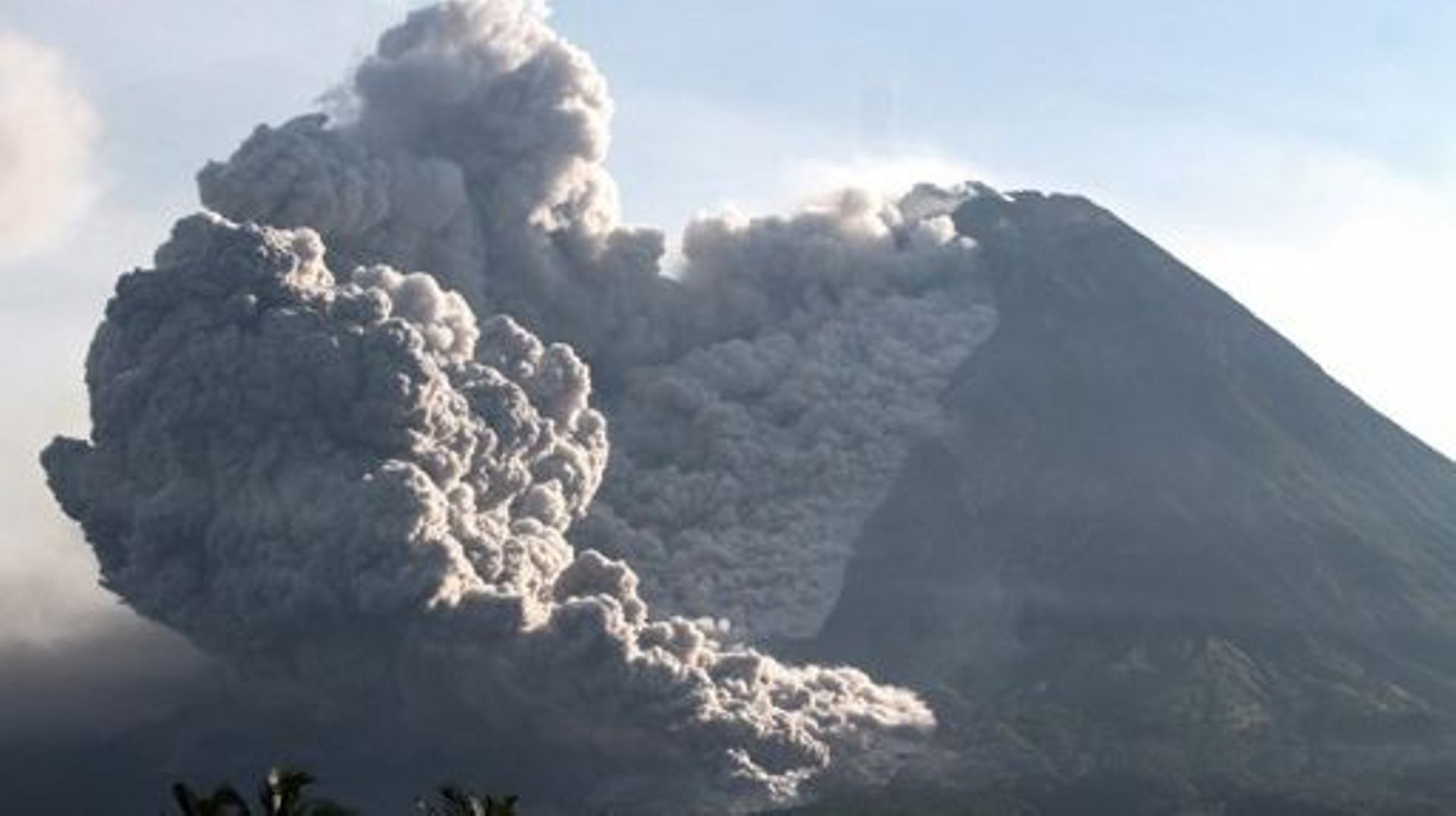 Indon Sie Un Volcan Entre En Ruption Sur L Le Dhalmahera Dans La