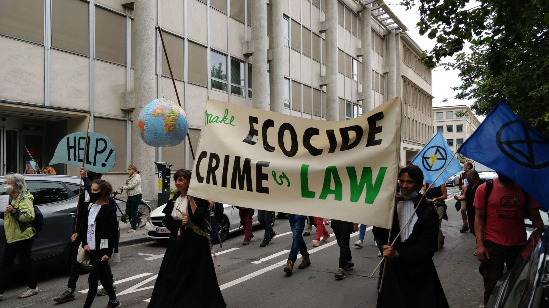 Une cinquantaine de personnes manifestent pour réclamer la pénalisation