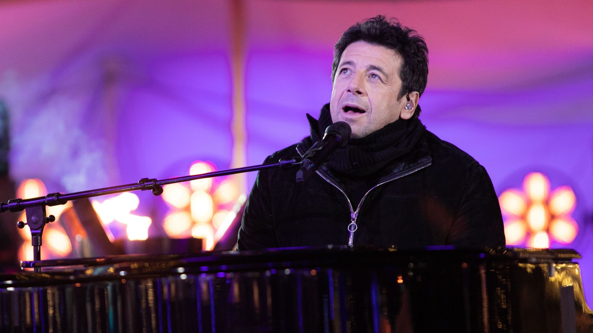 Patrick Bruel chante Le fil à Viva for Life une chanson qui célèbre