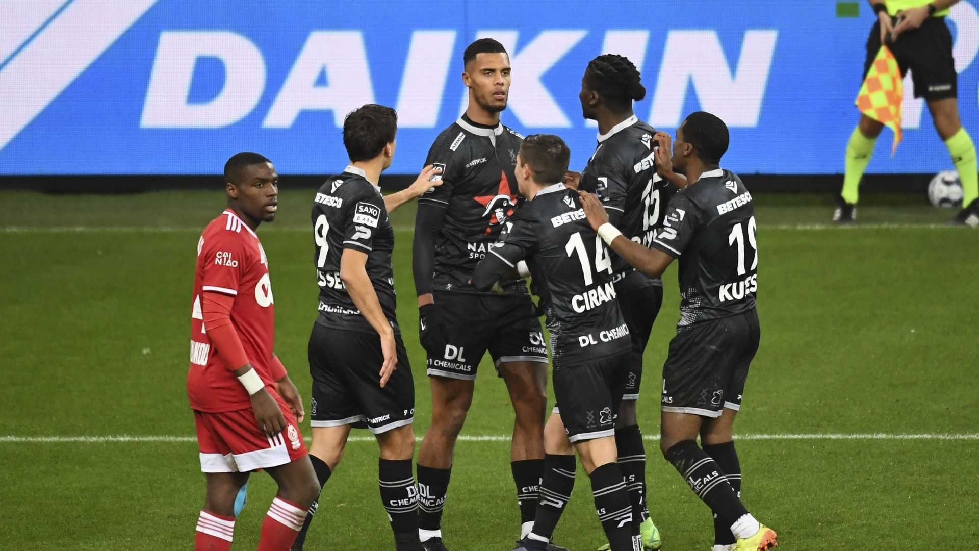 Pro League Le Standard Perd Encore Face Zulte Waregem Et Senfonce