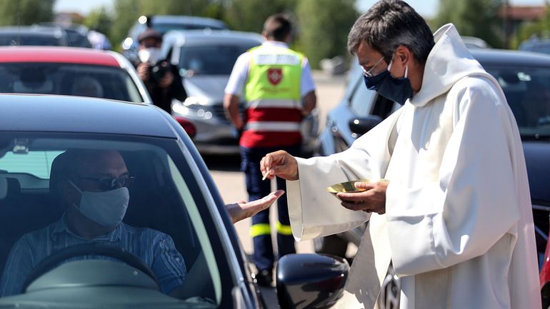 Feux de détresse à la communion et klaxons en guise de cloches : une messe 