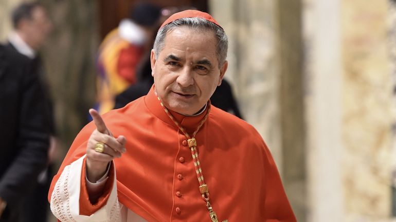 Vatican : le pape célèbre une messe avec un cardinal en disgrâce