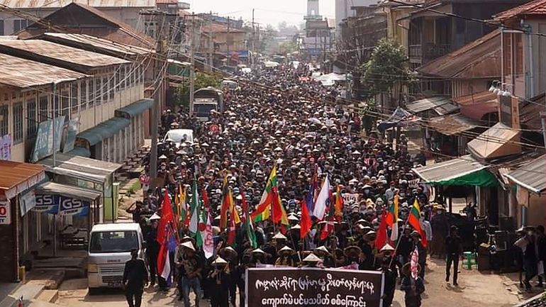 Coup d'Etat en Birmanie : des manifestants appellent à un 