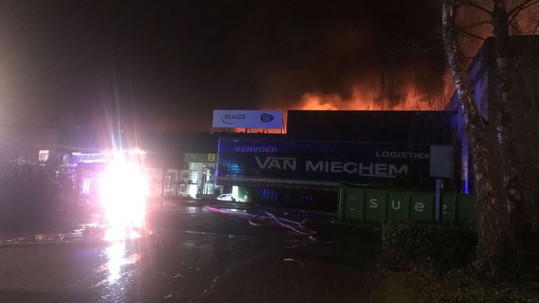 Incendie à Louvain-la-Neuve: confinement préconisé dans les parcs scientifiques Einstein et Fleming