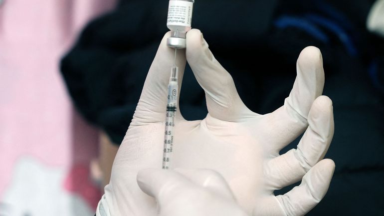 Vacciner les adolescents ou donner ses vaccins aux pays plus pauvres : que devrait faire la Belgique ?