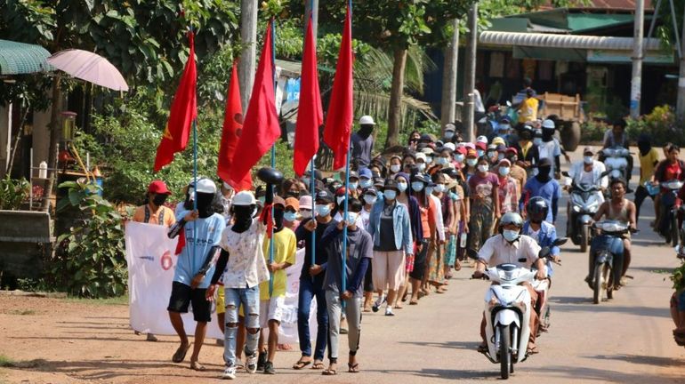 Birmanie: les manifestations se poursuivent, plus de 700 civils tués depuis le putsch