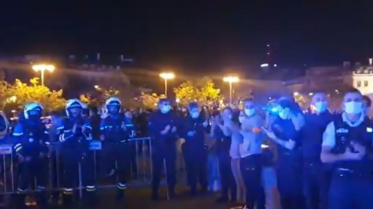 France : manifestation nocturne de policiers devant l'Arc de Triomphe