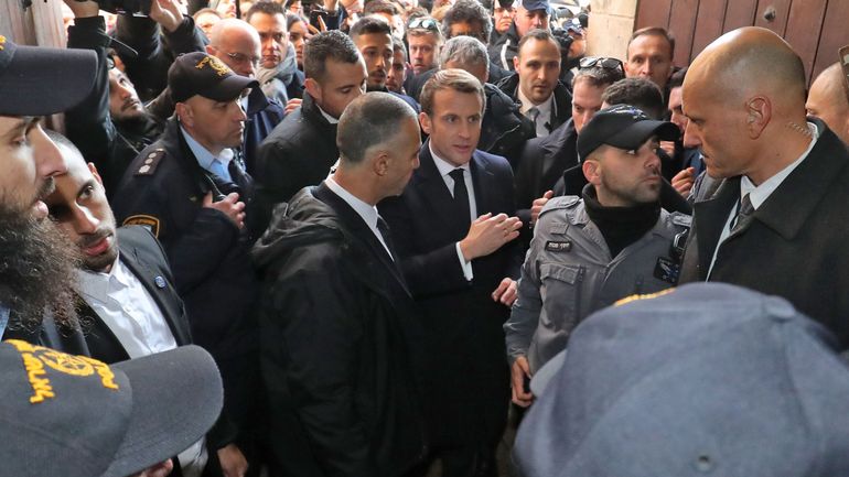 La sécurité de Macron s'accroche avec la sécurité israélienne à Jérusalem, le président s'interpose
