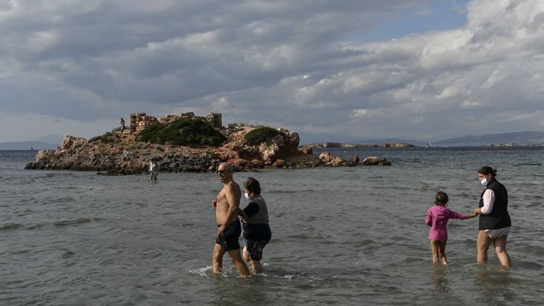 Une vague de chaleur inhabituelle incite les Grecs à se rendre en masse sur les plages