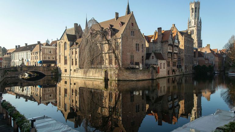 Vestiges de murs et cuves en bois: nouvelle trouvaille archéologique du 13e siècle à Bruges