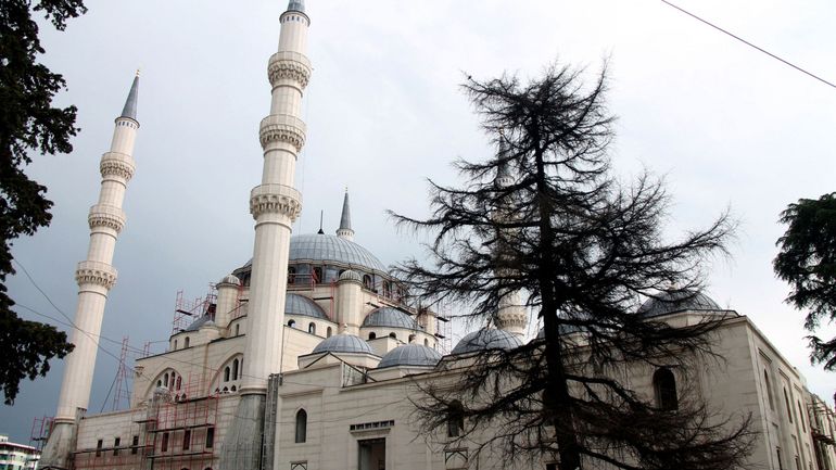 Albanie : une attaque au couteau dans une mosquée vient ébranler la tolérance religieuse du pays et fait plusieurs blessés