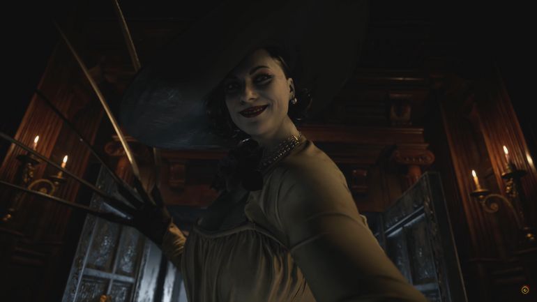 Pourquoi tant d'affolement autour de Lady Dimitrescu, la géante plantureuse et démoniaque du jeu vidéo Resident Evil Village ?