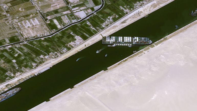 Surcoûts, retards, pénuries, pourquoi le blocage du canal de Suez inquiète-t-il autant les acteurs de l'économie mondiale ?