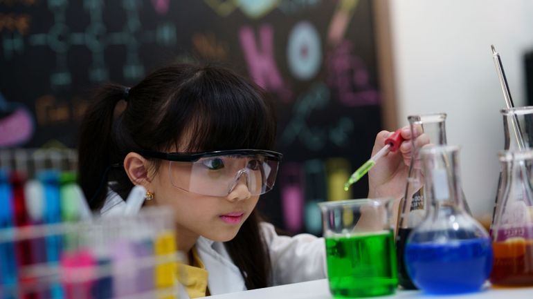 Pour féminiser les secteurs scientifiques: 