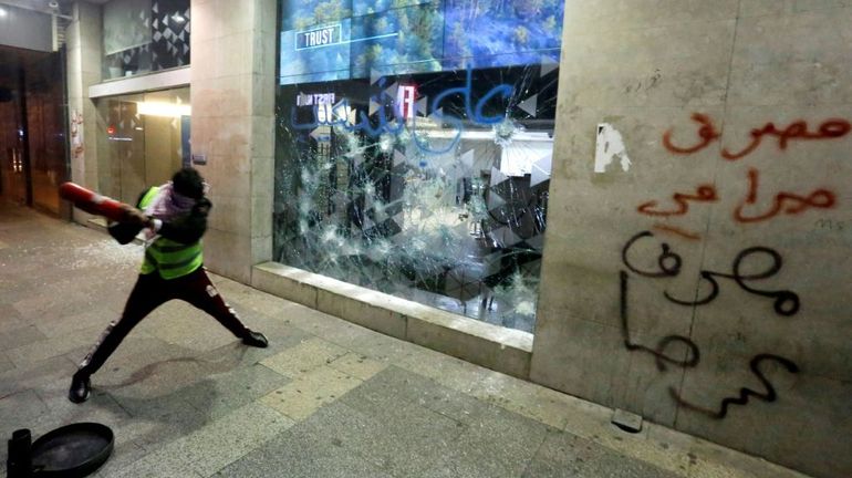 Liban: des banques attaquées par la population en colère lors de heurts nocturnes