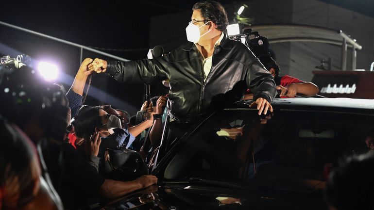 Honduras : l'ex-président Zelaya arrêté à l'aéroport avec 18.000 dollars dans un sac à dos