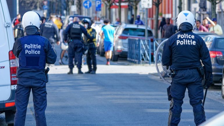 Emeutes à Anderlecht : l'arme volée à un policier a été retrouvée