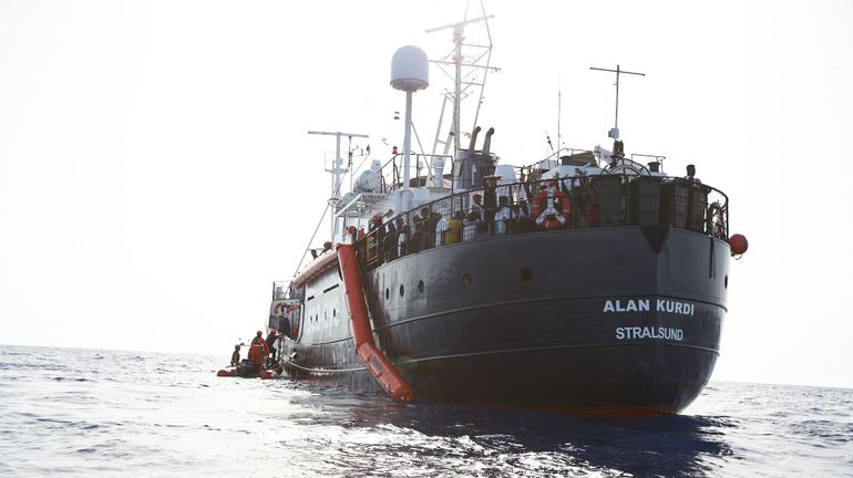 Asile et migration : le bateau d'une ONG avec une centaine de migrants à bord fait route vers la France
