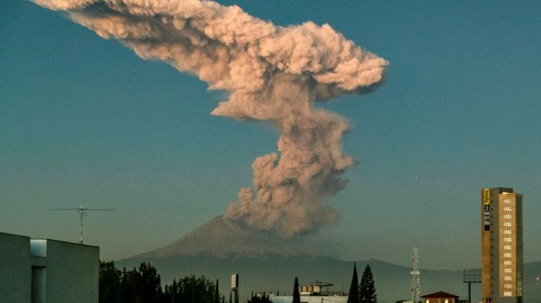 Mexique: gros nuage de cendres au-dessus du volcan Popocatepetl