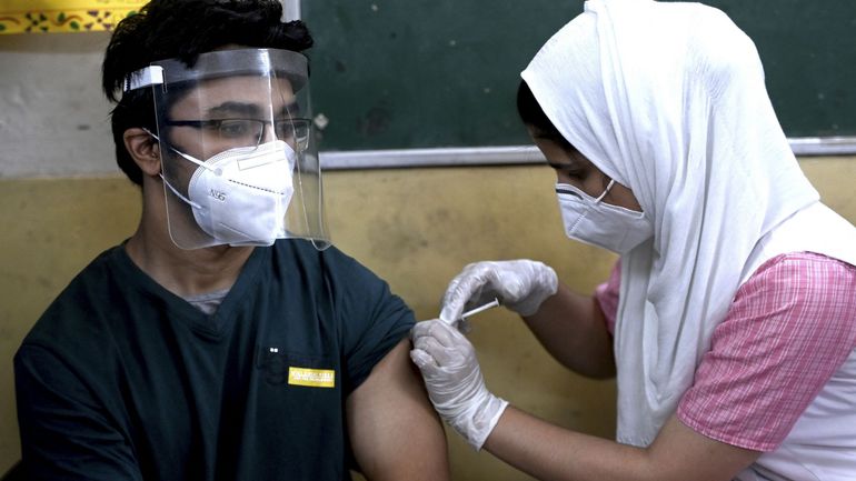 Coronavirus : l'Inde rapporte une baisse du nombre de nouveaux cas et de décès mais la peur persiste