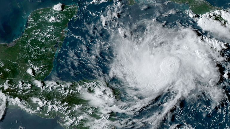 L'ouragan Nana met le nord de l'Amérique centrale en alerte
