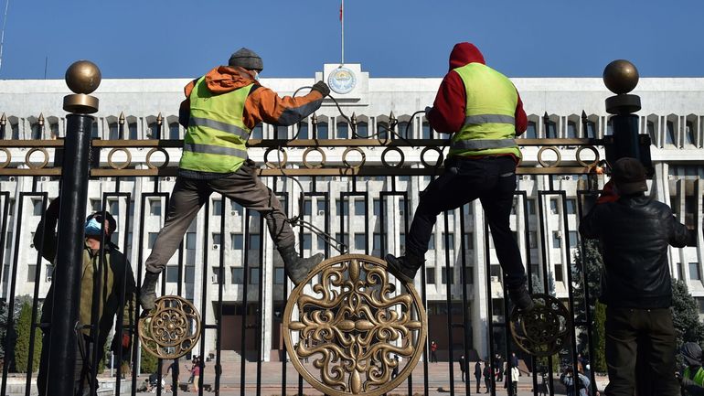Kirghizistan : après les événements, les autorités retirent symboliquement les grilles entourant la présidence