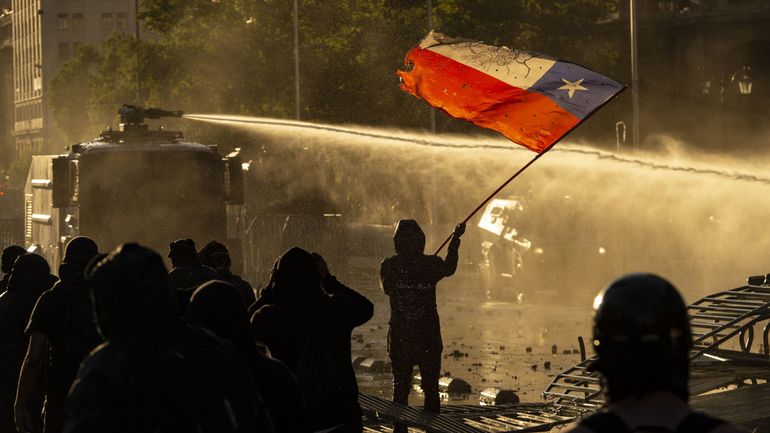 Chili : des milliers de manifestants demandent la démission du président Piñera