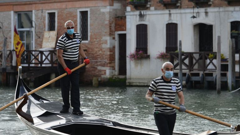 Coronavirus en Italie : les gondoles de retour sur les canaux de Venise, pas encore les touristes