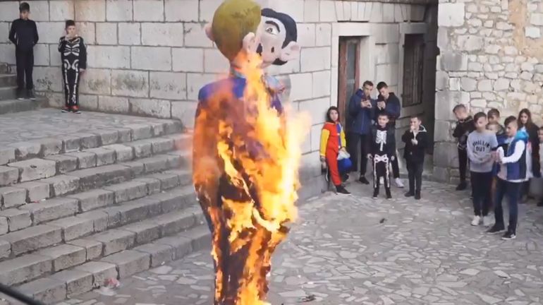Des poupées de carnaval d'un couple gay tenant un enfant, incendiées lors d'un carnaval en Croatie