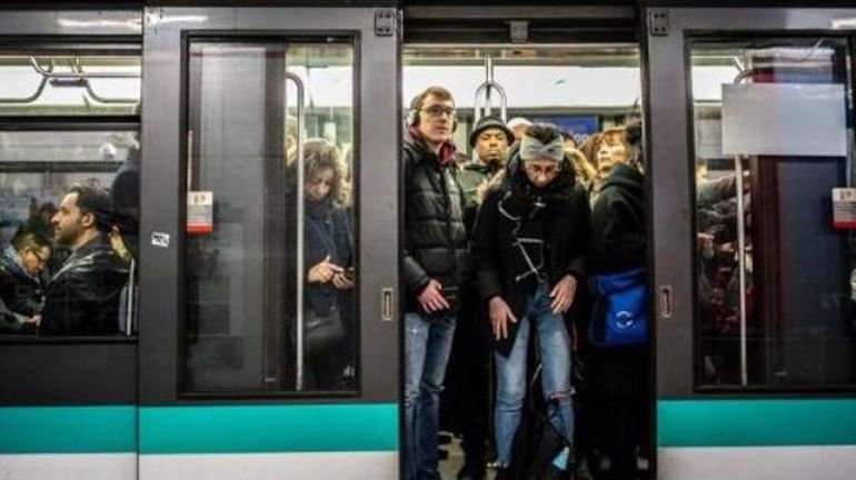 Réforme des retraites en France: après 45 jours de grève, large reprise du travail en vue dans le métro parisien