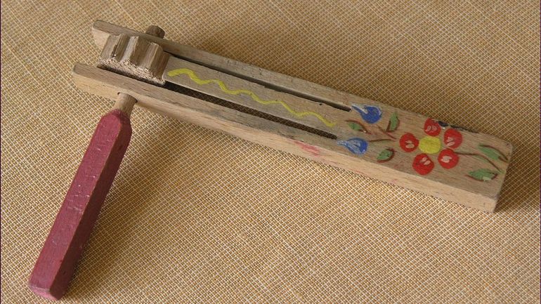 Connaissez-vous la crécelle, ce petit instrument en bois apprécié des enfants et qui a son rôle au moment de Pâques ?