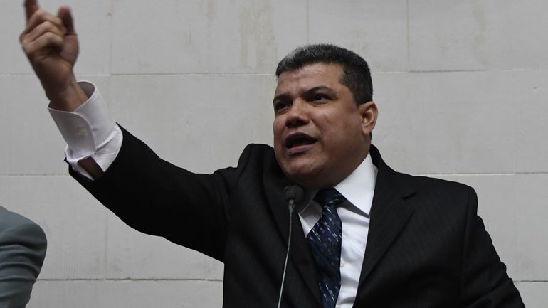 Venezuela: deux élus d'opposition revendiquent le poste de président du Parlement