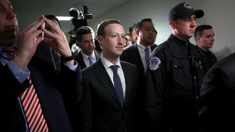 Le patron de Facebook Mark Zuckerberg confesse ses erreurs devant le Congrès américain