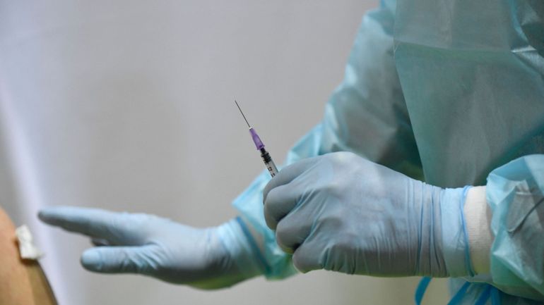 Vaccin anti-coronavirus : une distribution AstraZeneca suspendue en Autriche après le décès d'une infirmière