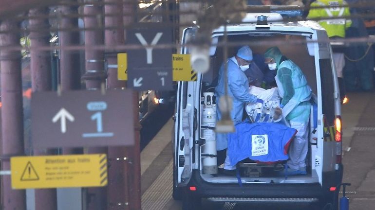 Coronavirus: après les airs, évacuation par le rail pour soulager les hôpitaux du Grand Est en France