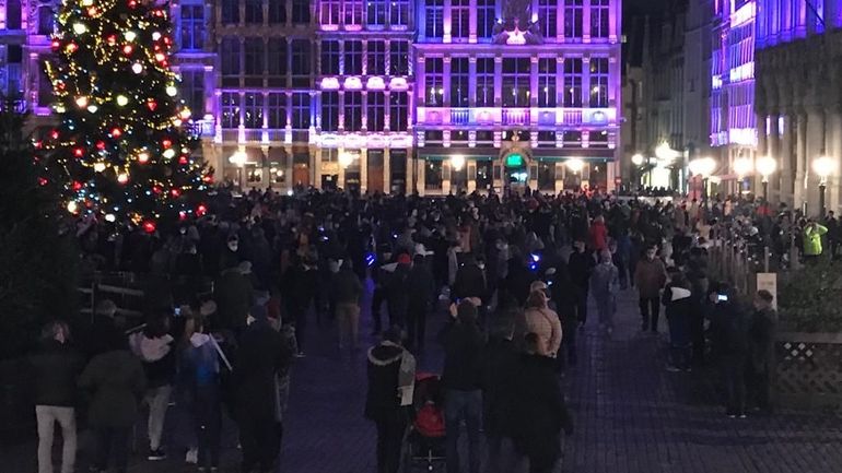 Coronavirus en Belgique : la Grand-Place de Bruxelles à nouveau pleine de monde ce dimanche soir