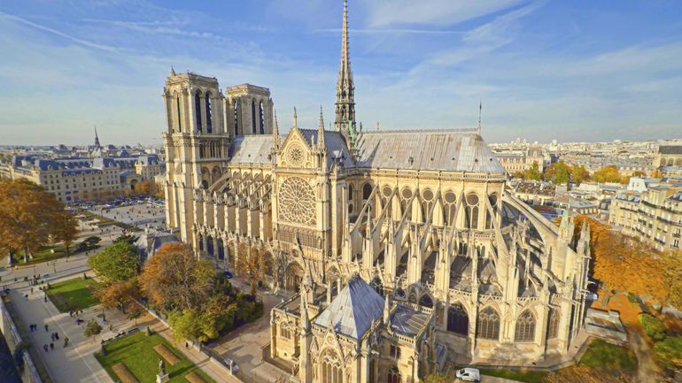 Macron désormais convaincu qu'il faut restaurer Notre-Dame et sa flèche à l'identique