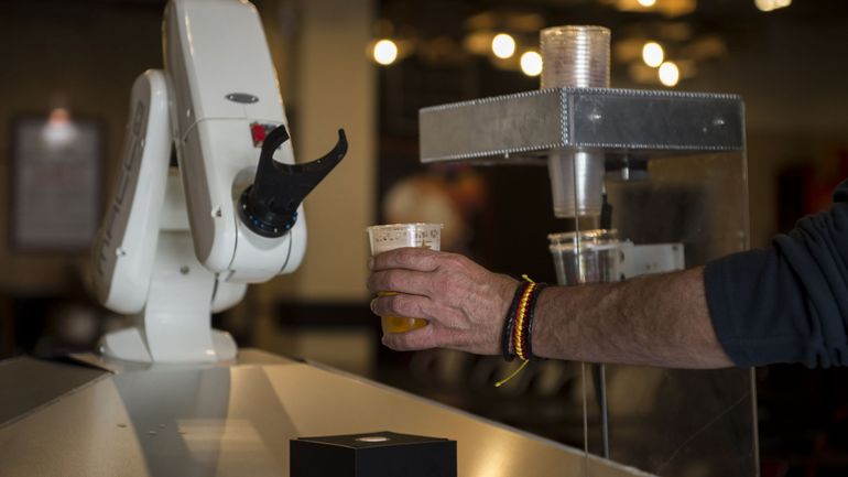 Coronavirus en Espagne : des bières à distance grâce à un robot