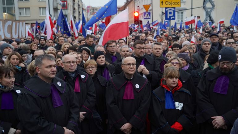 Pologne : les magistrats manifestent contre la loi qui sanctionne les juges à Varsovie