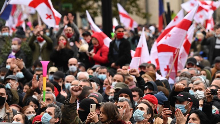 Géorgie: des milliers de manifestants réclament de nouvelles élections